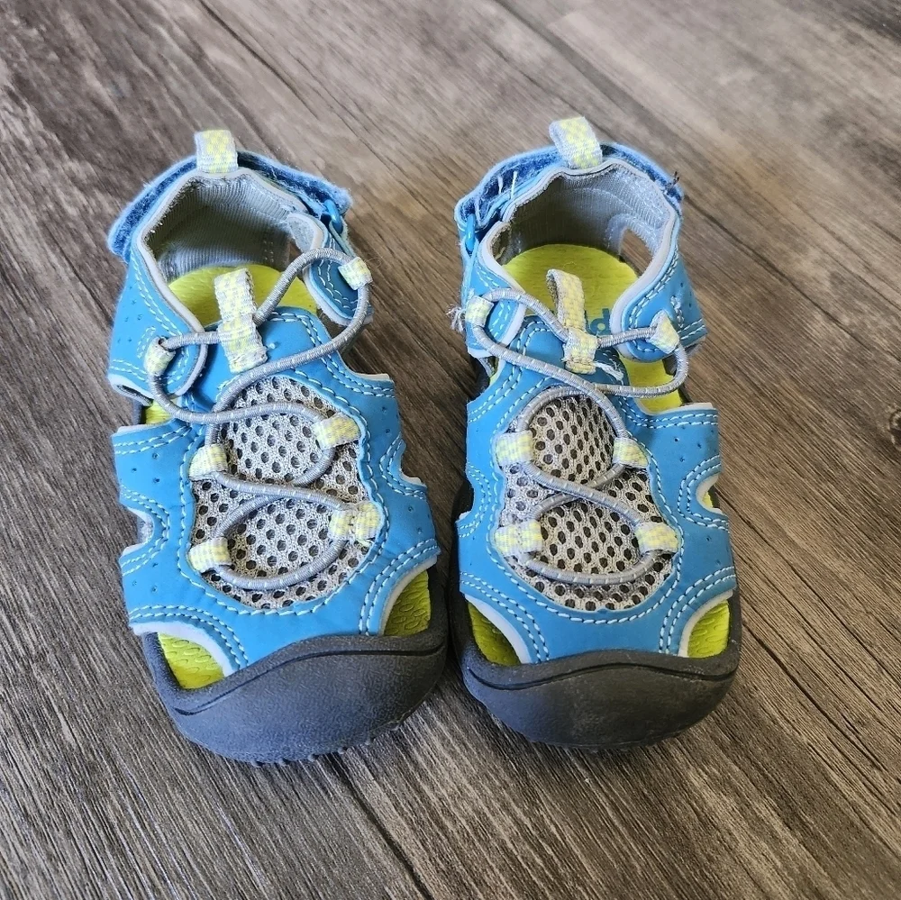 🌸 Child Of Mine Carter's Size 4 Sandals